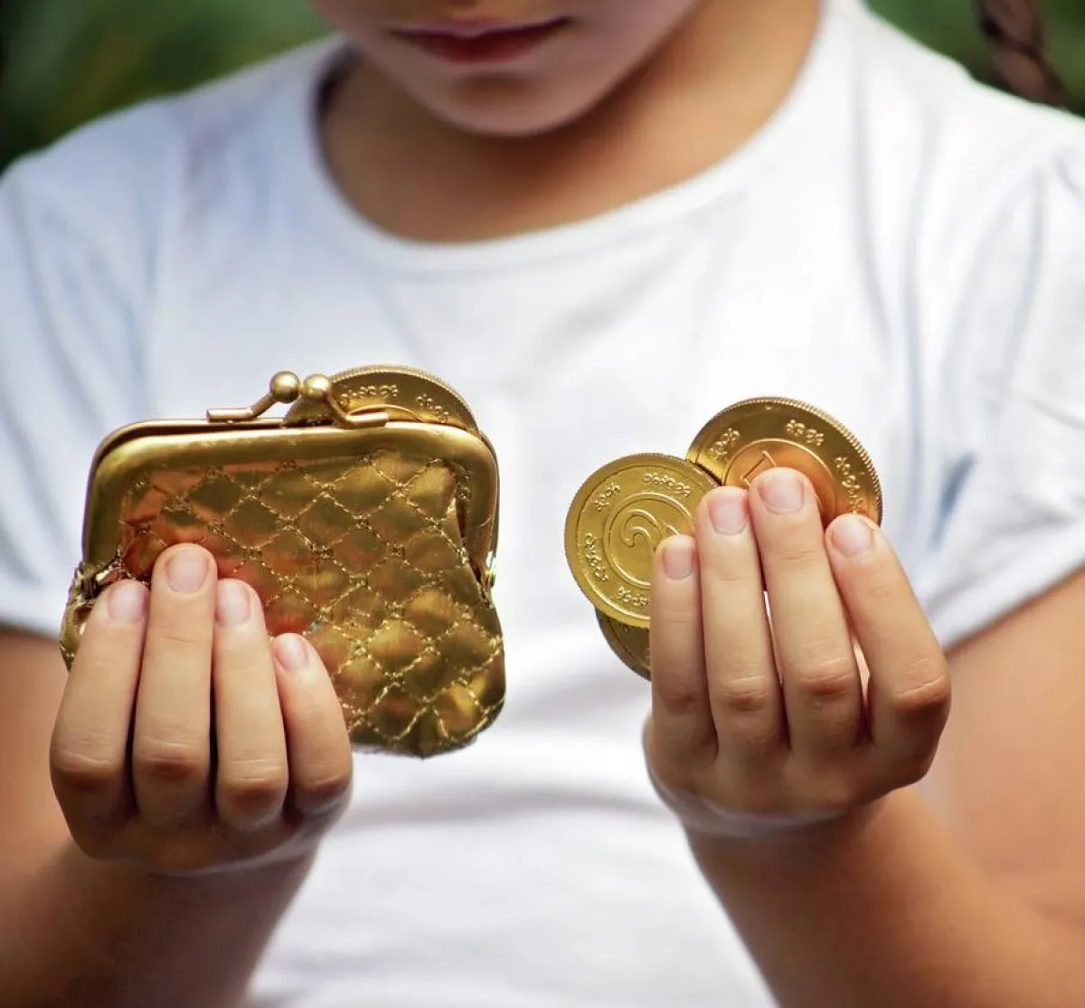 صورة لطفل يحمل الذهب