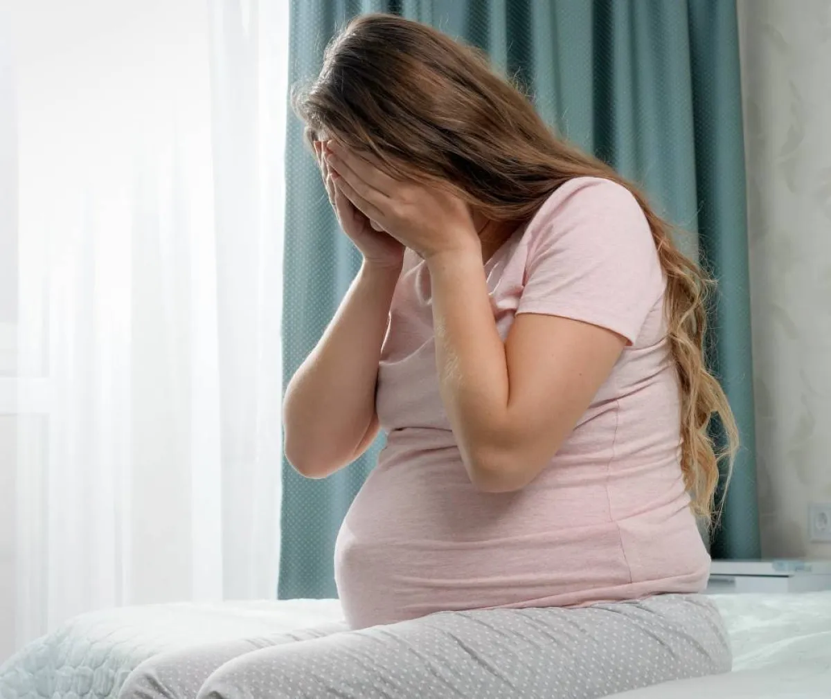 صورة لحامل تبكي