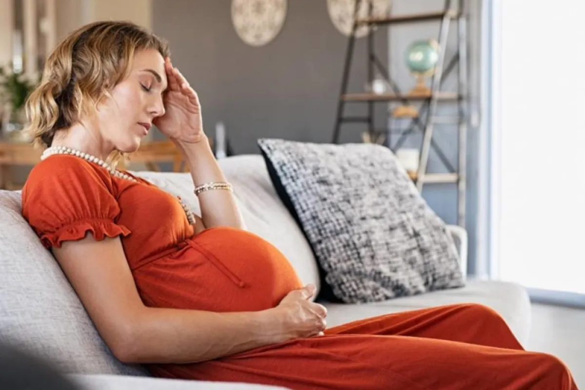 صورة لحامل مصابة بأعراض مقلقة مع تقدم شهور حملها