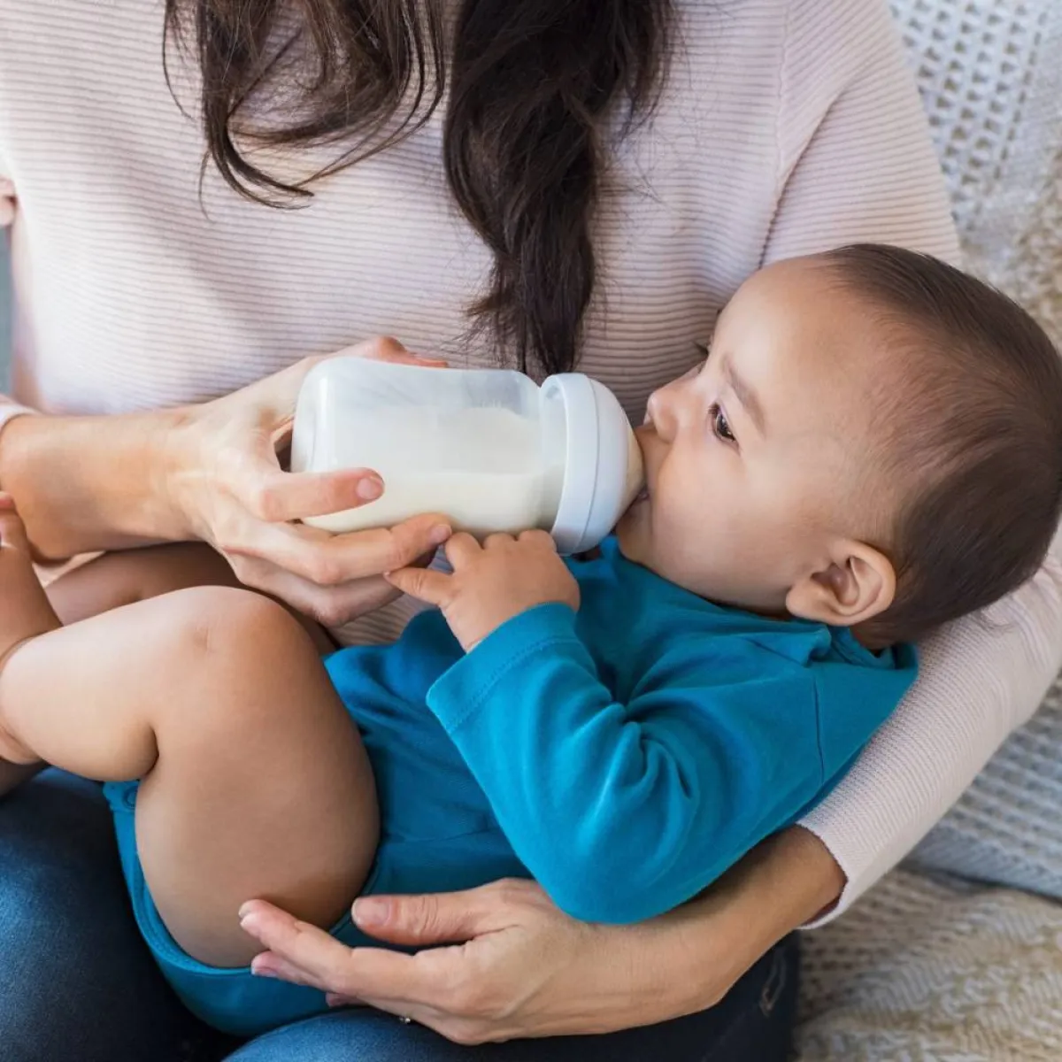 صورة لرضيع يشرب اللبن