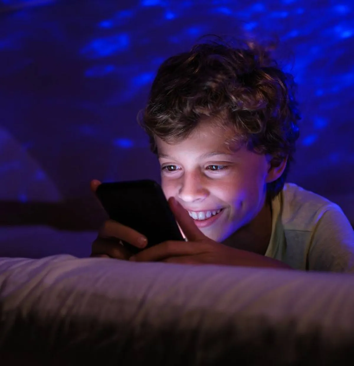 صورة لطفل يرسل رسالة في الظلام