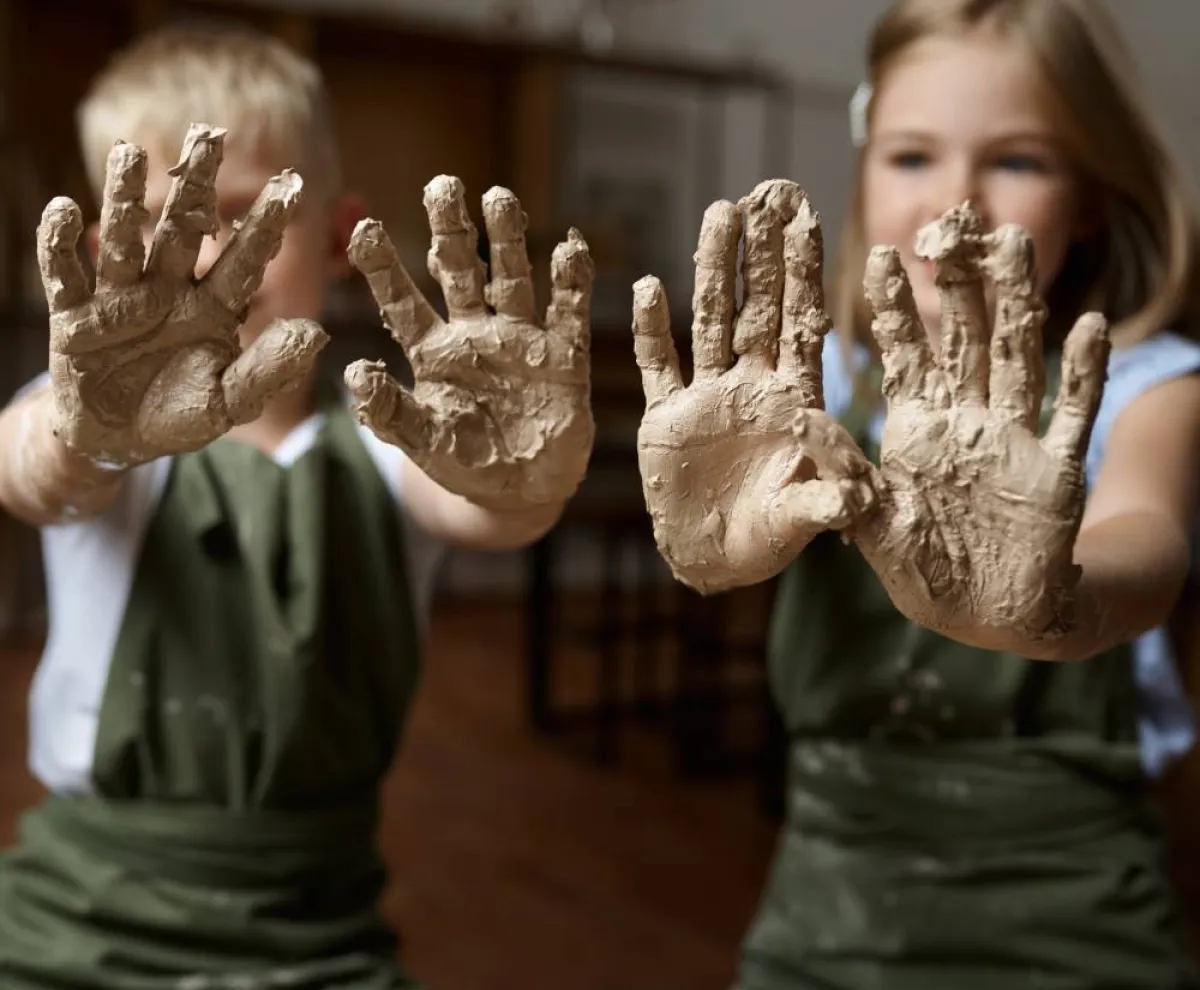 صورة لأطفال يلعبون بالصلصال