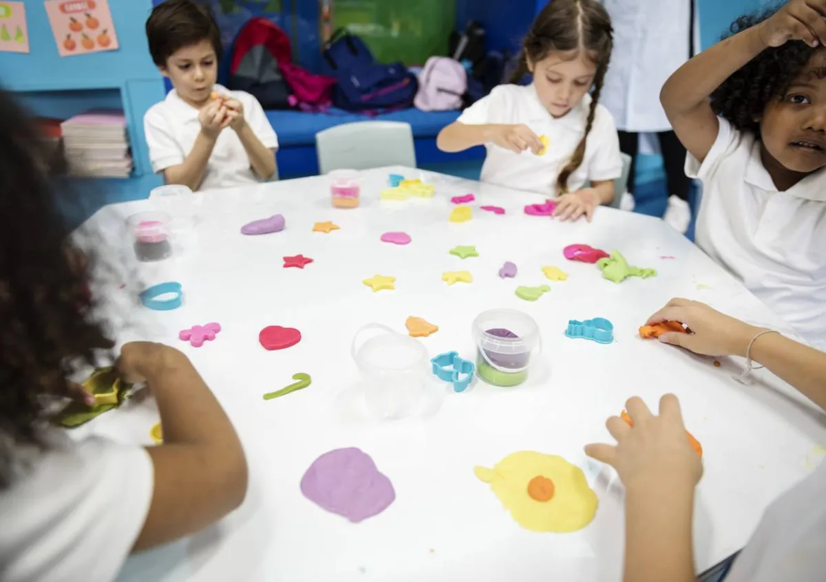 صورة لأطفال يجمعهم التعلم عبر اللعب