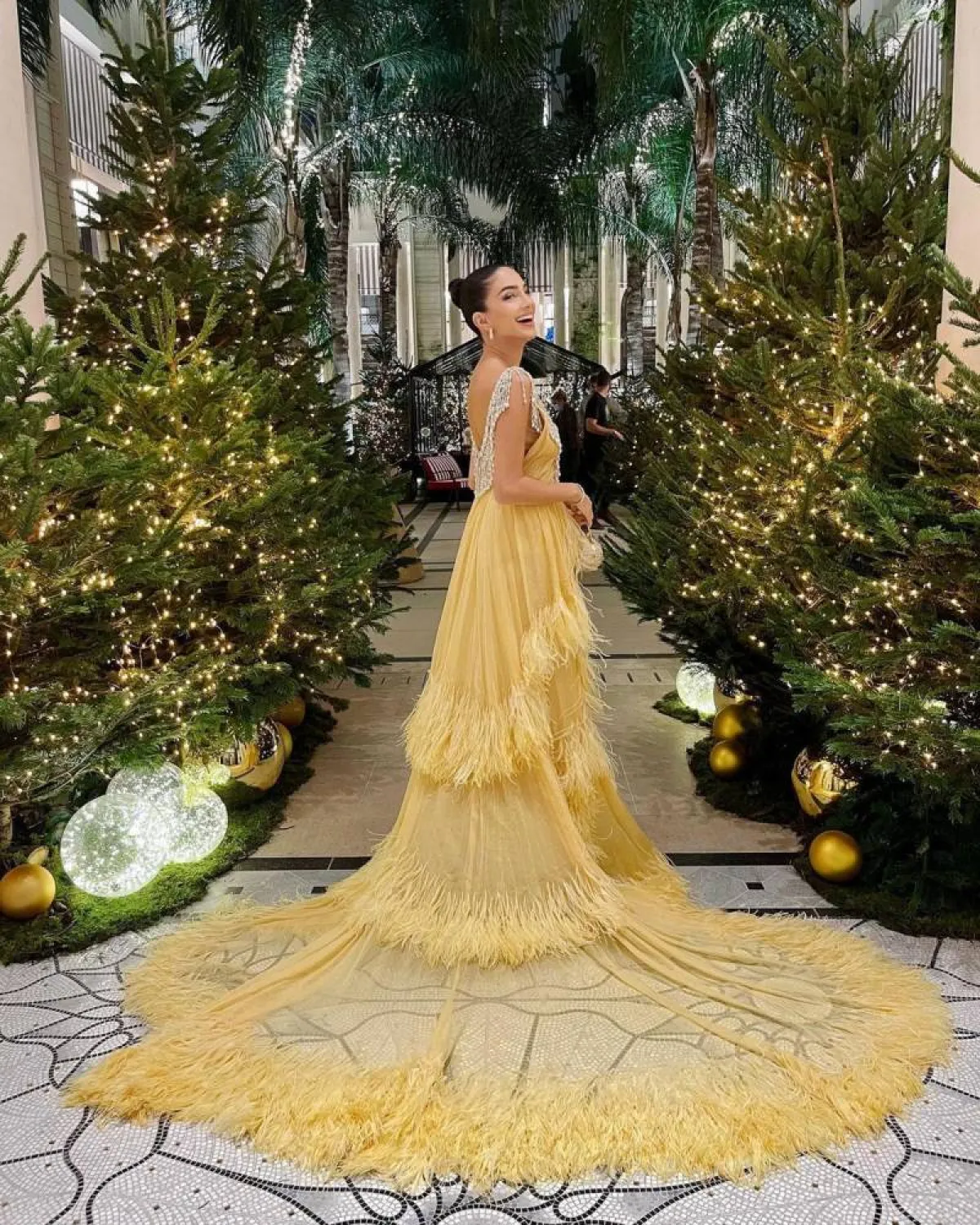 جيسيكا قهواتي بفستان سهرة أصفر مطرز للمصمم جورج حبيقة