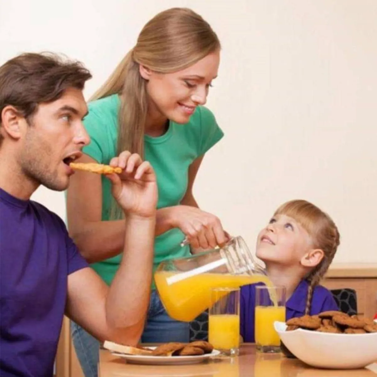 صورة لعائلة تهتم بغذاء طفلها