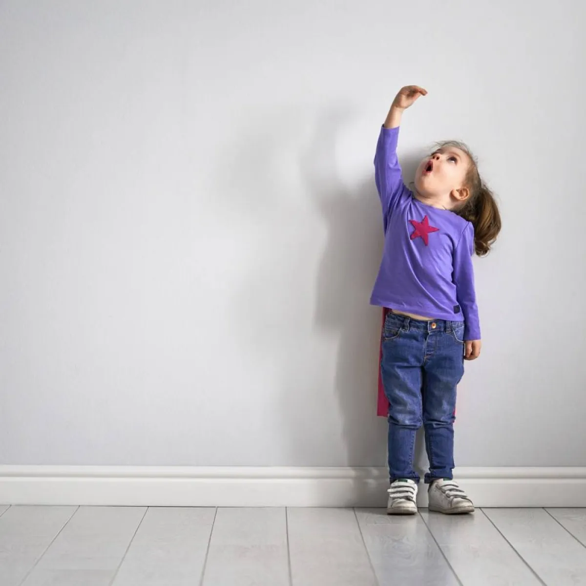 صورة لطفلة تقيس نفسها