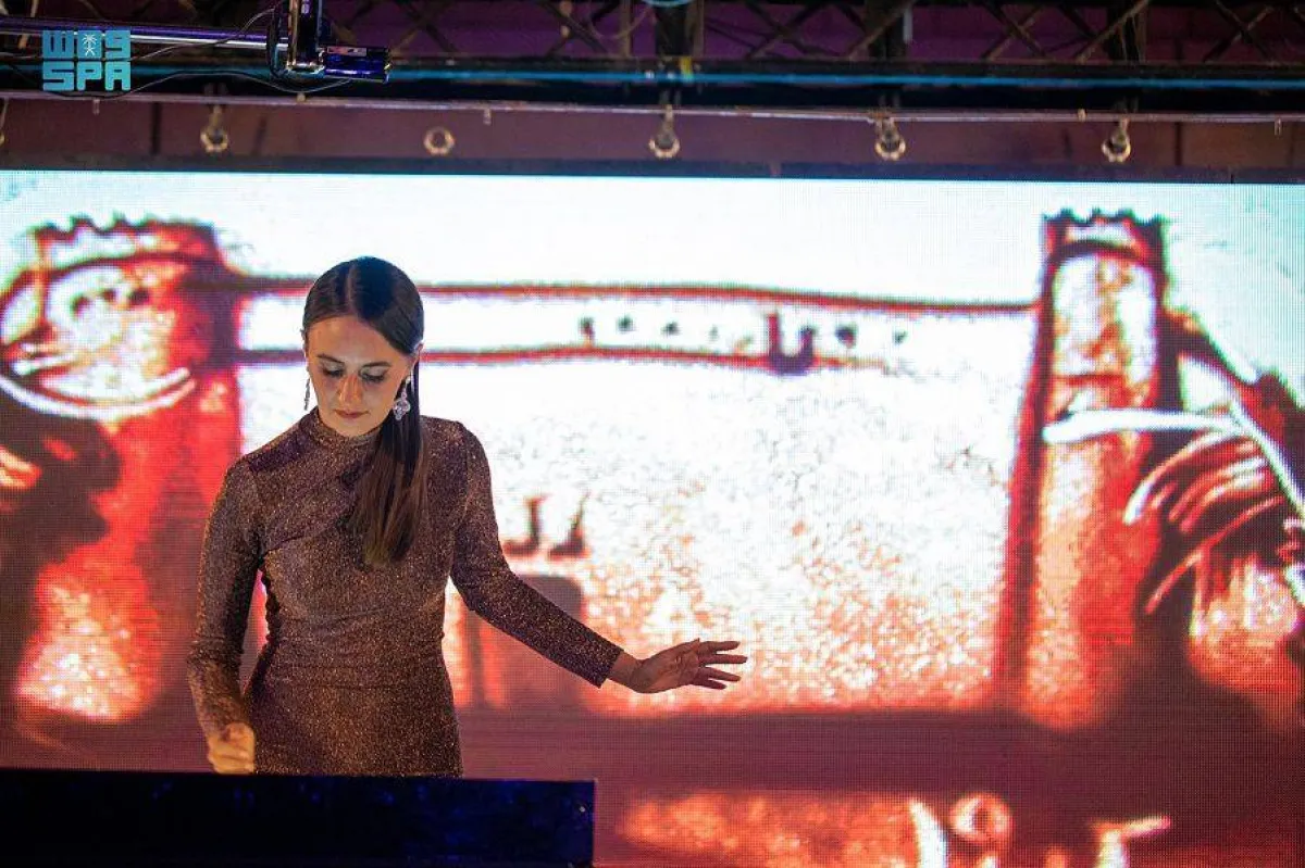 الرسم بالرمال فن يعكس تاريخ المملكة - الصورة من واس