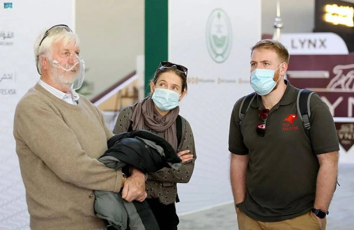 أوروبيون وعرب يأتون بصقورهم إلى المملكة للمشاركة بمهرجان الملك عبدالعزيز للصقور