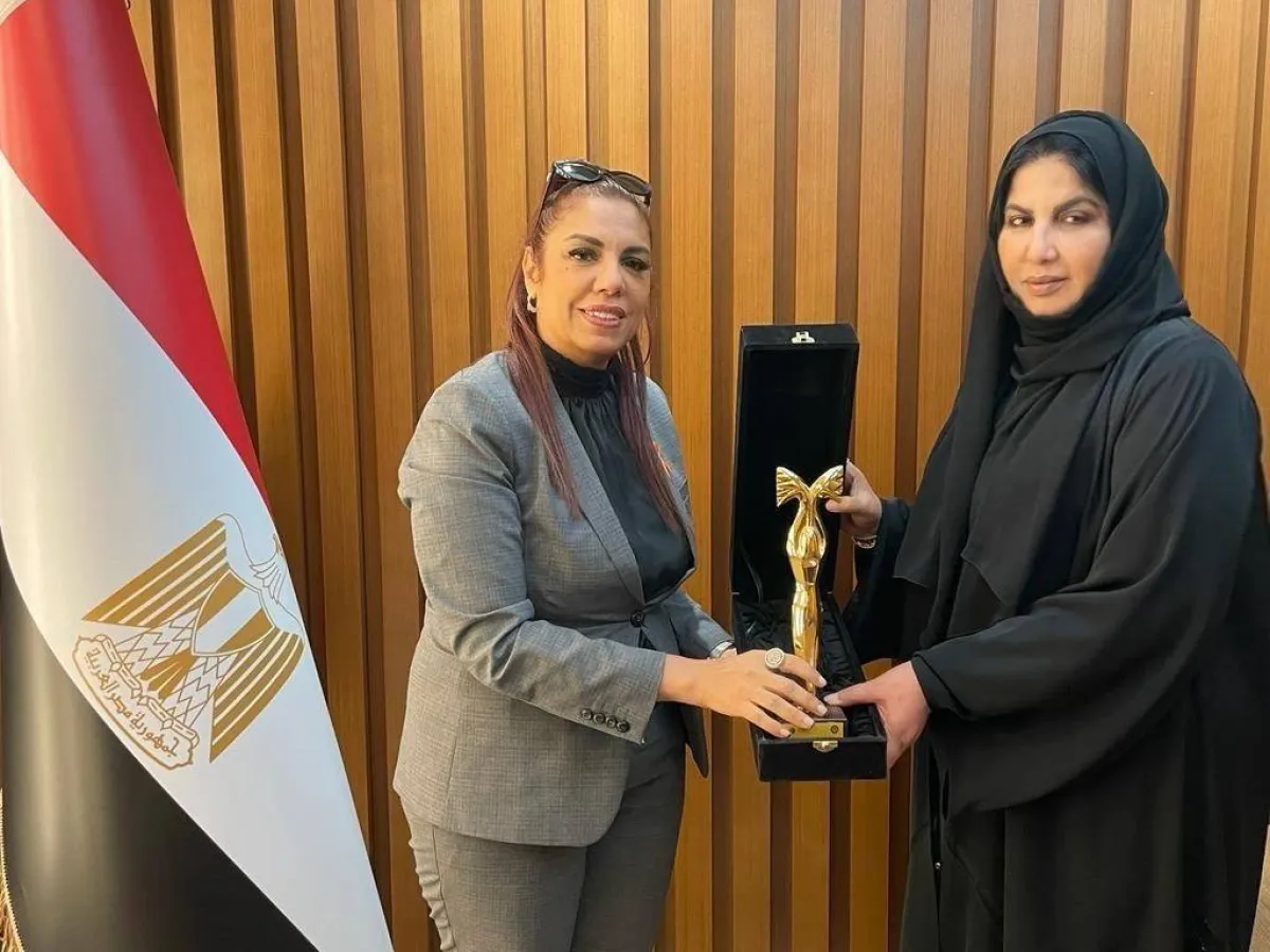 نورة السويدي تستلم جائزة الشيخة فاطمة بنت مبارك - الصورة من وام