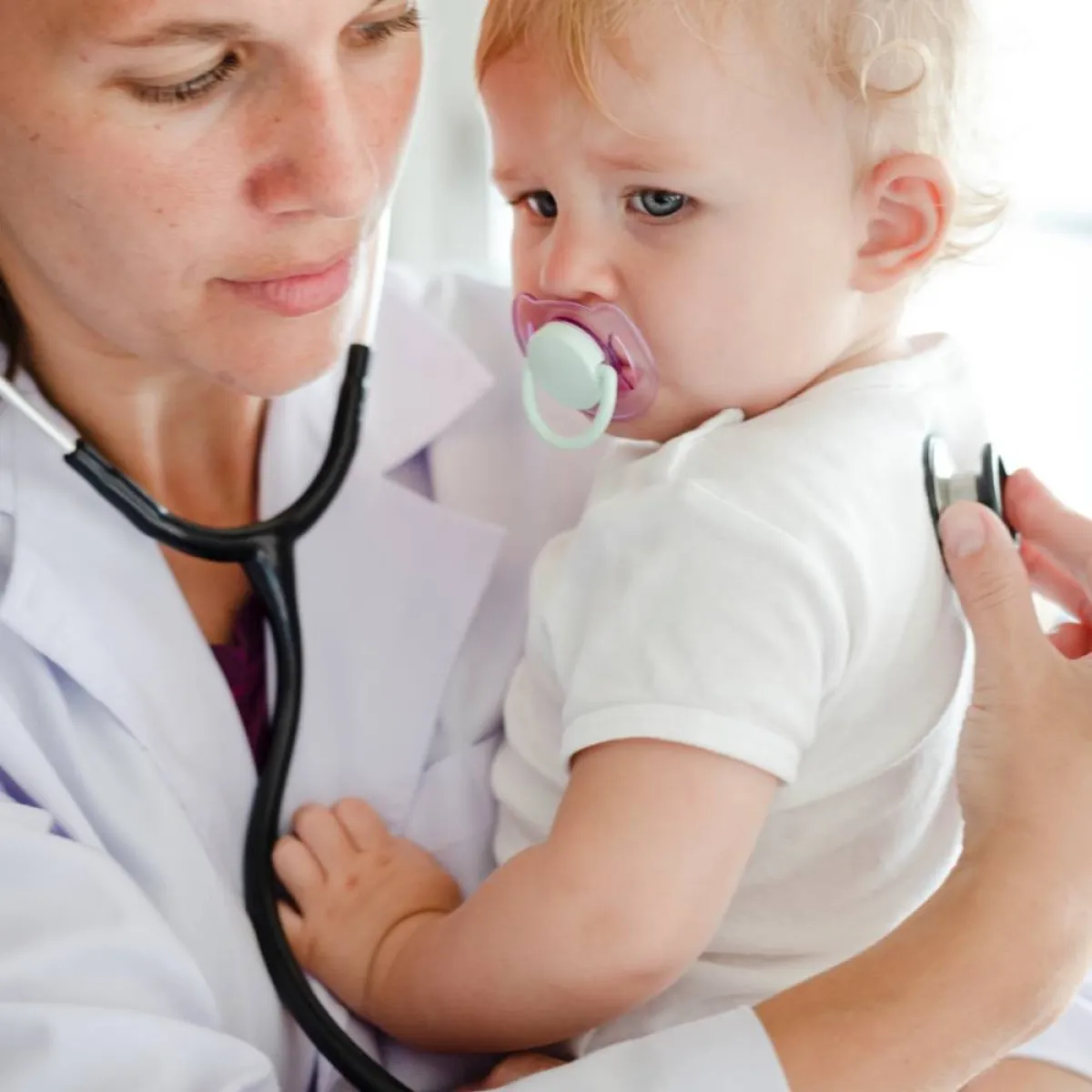 صورة لطفل مريض وطبيبته