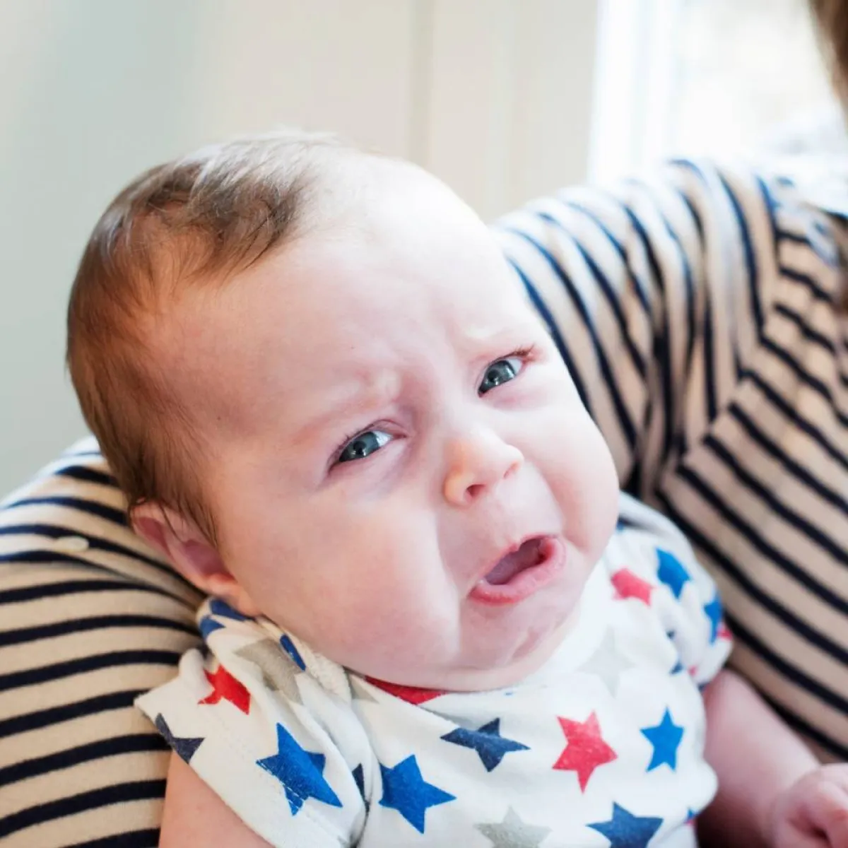 صورة لطفل رضيع يبكي