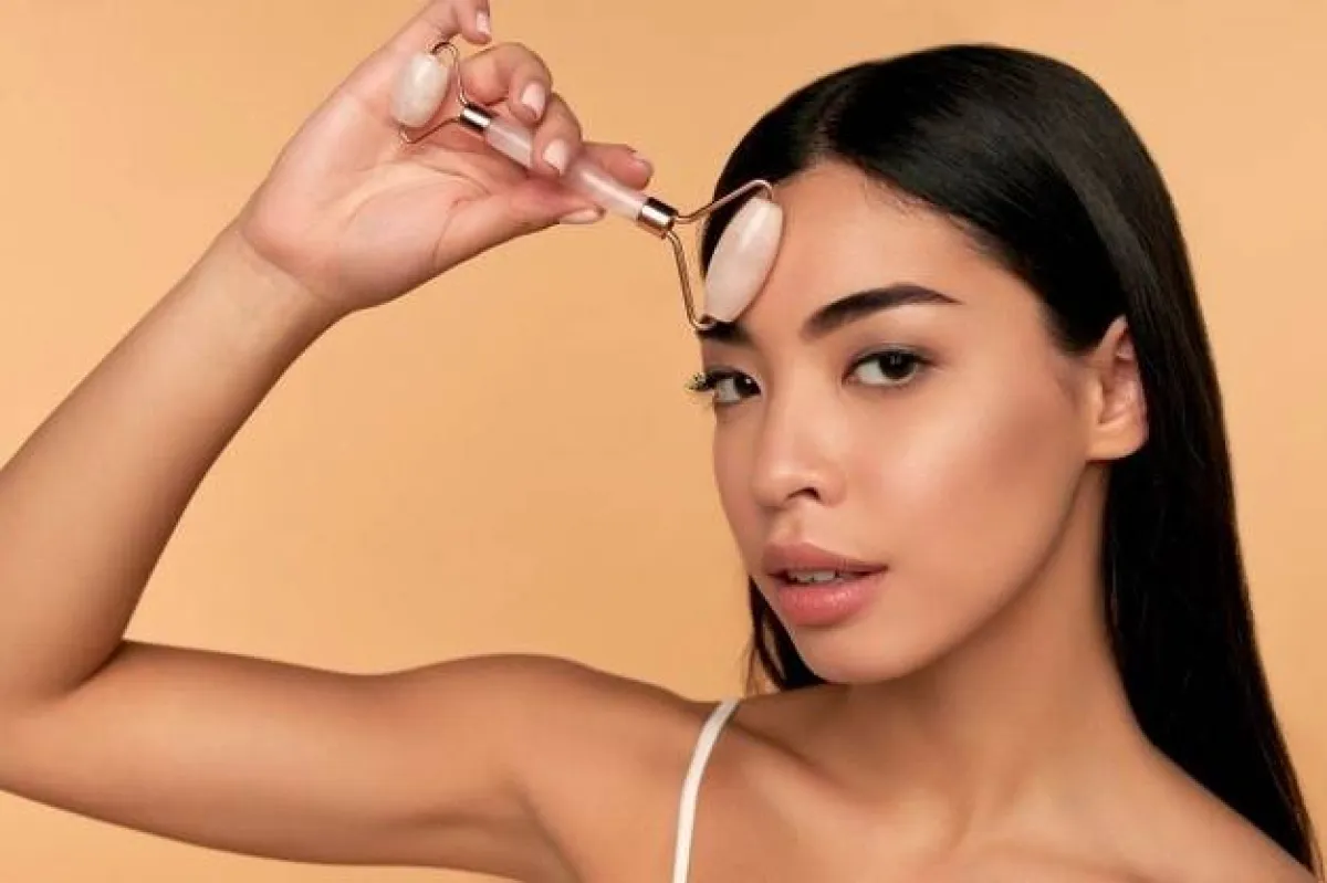  استخدام الديرما رولر للوجه في المنزل مع الفيتامين سي