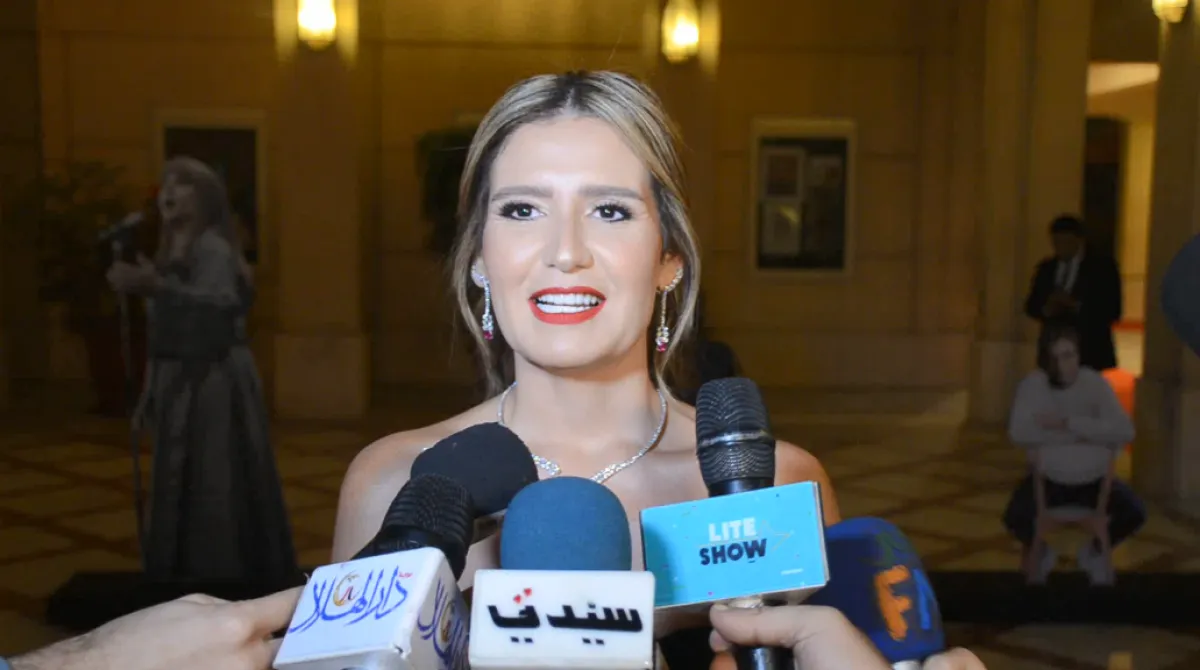  هنا شيحة خلال لقاء سيدتي معها على السجادة الحمراء في مهرجان القاهرة للسينما الفرنكوفونية - الصورة خاصة بسيدتي