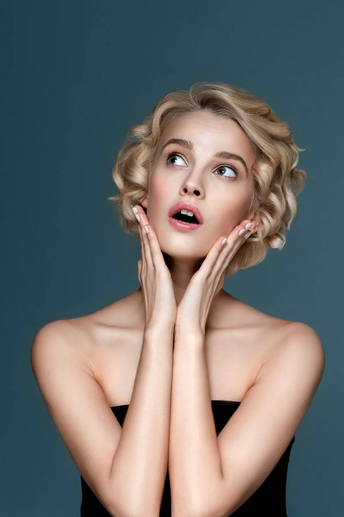 تمرين للوجه يستهدف الخدين وخط الفك 