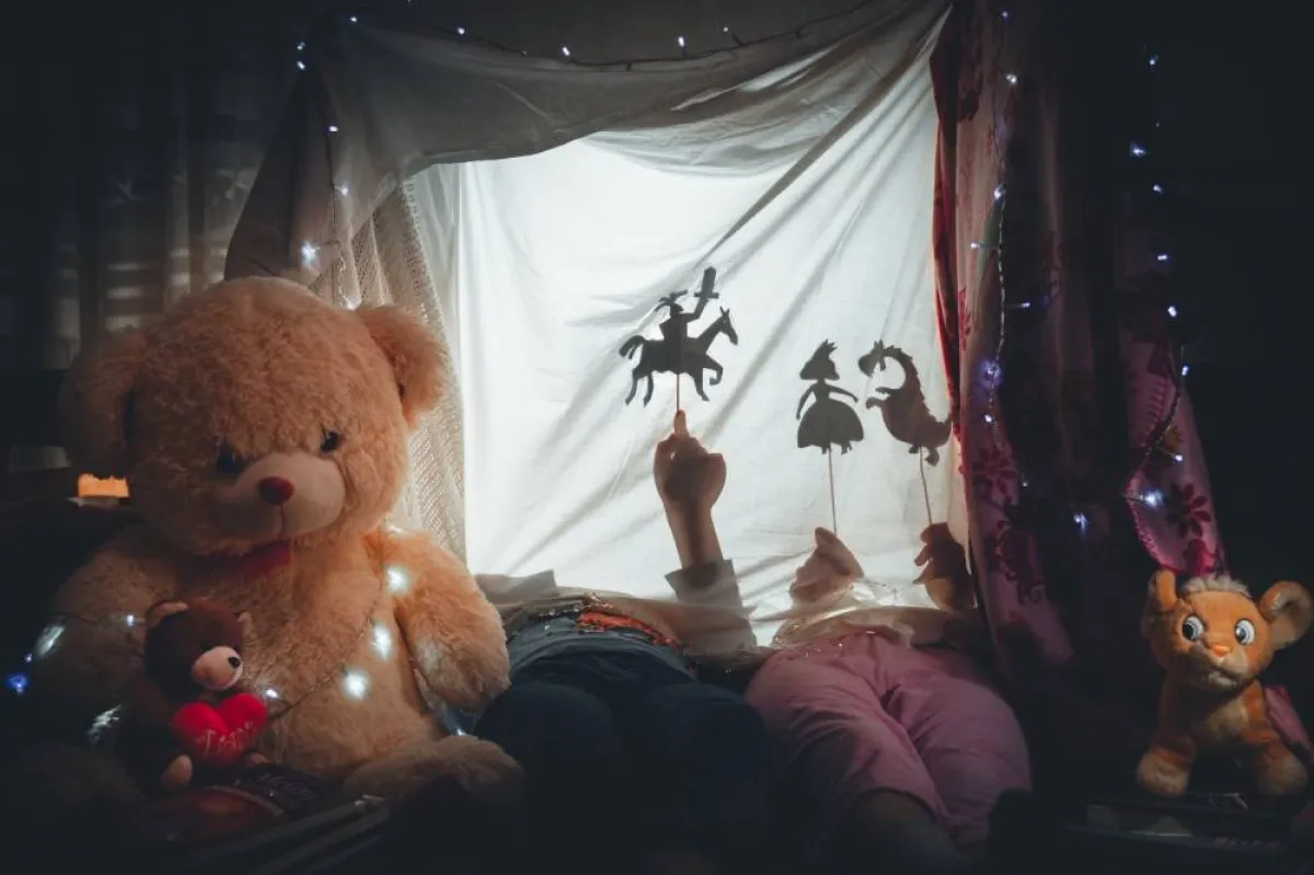 صورة لأحد مسارح الطفل حيث تستهوي الأطفال ومنها مسرح الظل