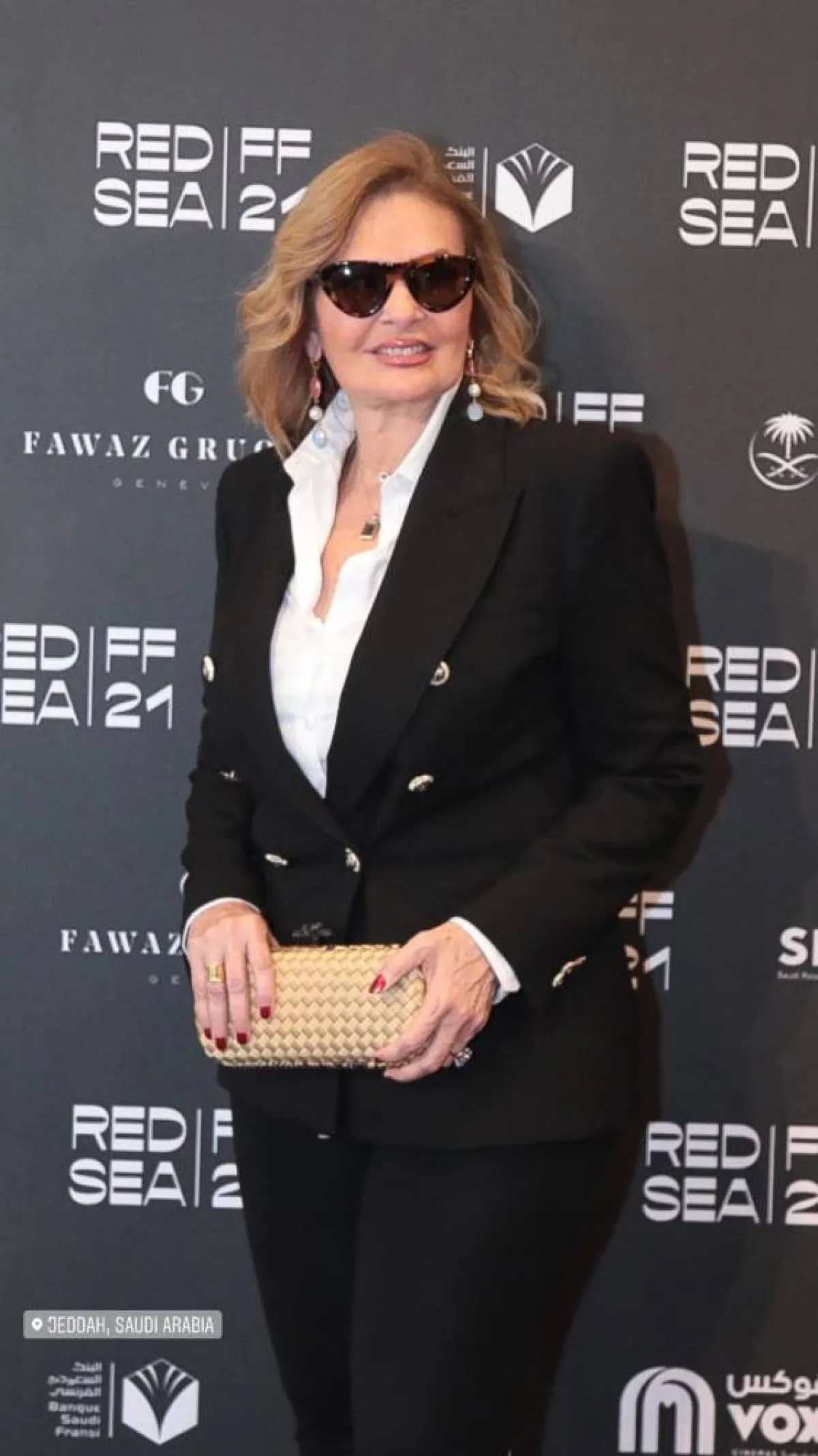 يسرا على السجادة الحمراء قبل حضور الندوة - الصورة من حساب يسرا على انستغرام