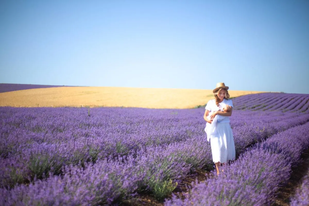 صورة لامرأة تتنزه مع طفلها