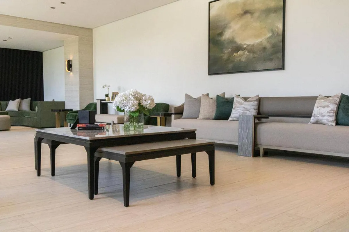 كنبات حياديّة اللون في مجلس الرجال