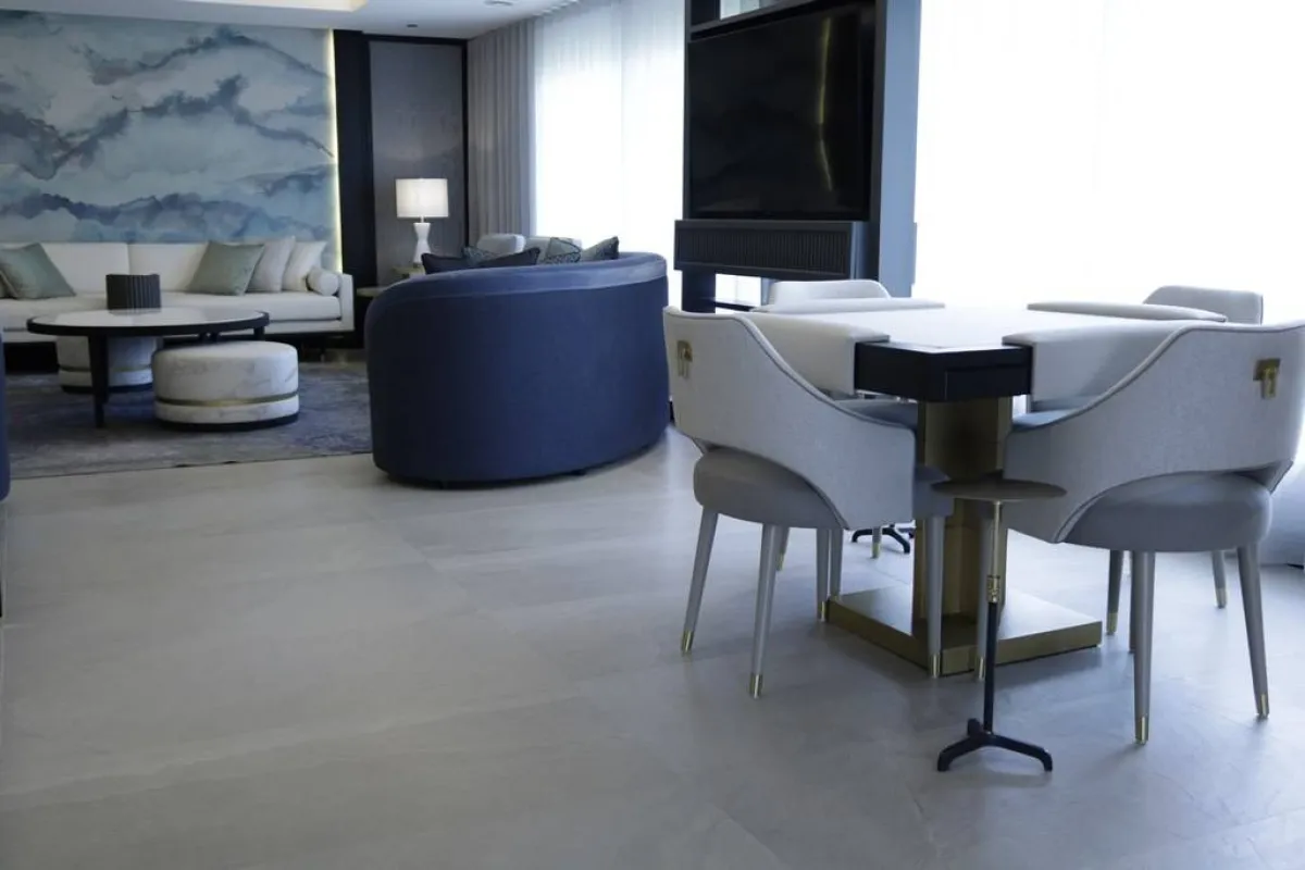 مساحة المجلس الفسيحة تضمّ أكثر من جلسة