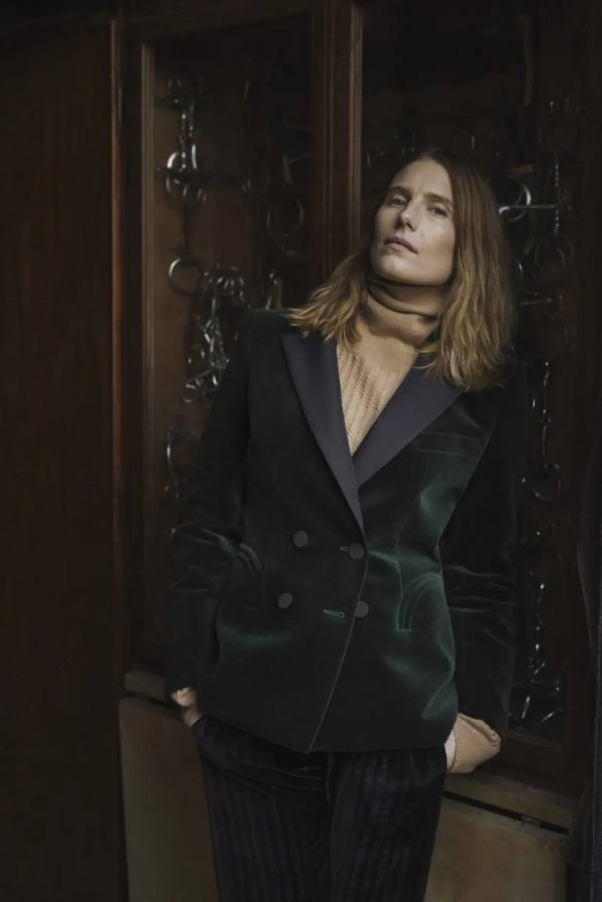 بليزر مخملي أخضر طويل مع بنطلون مقلم بدرجات الرمادي وتوب بيج برقبة عالية