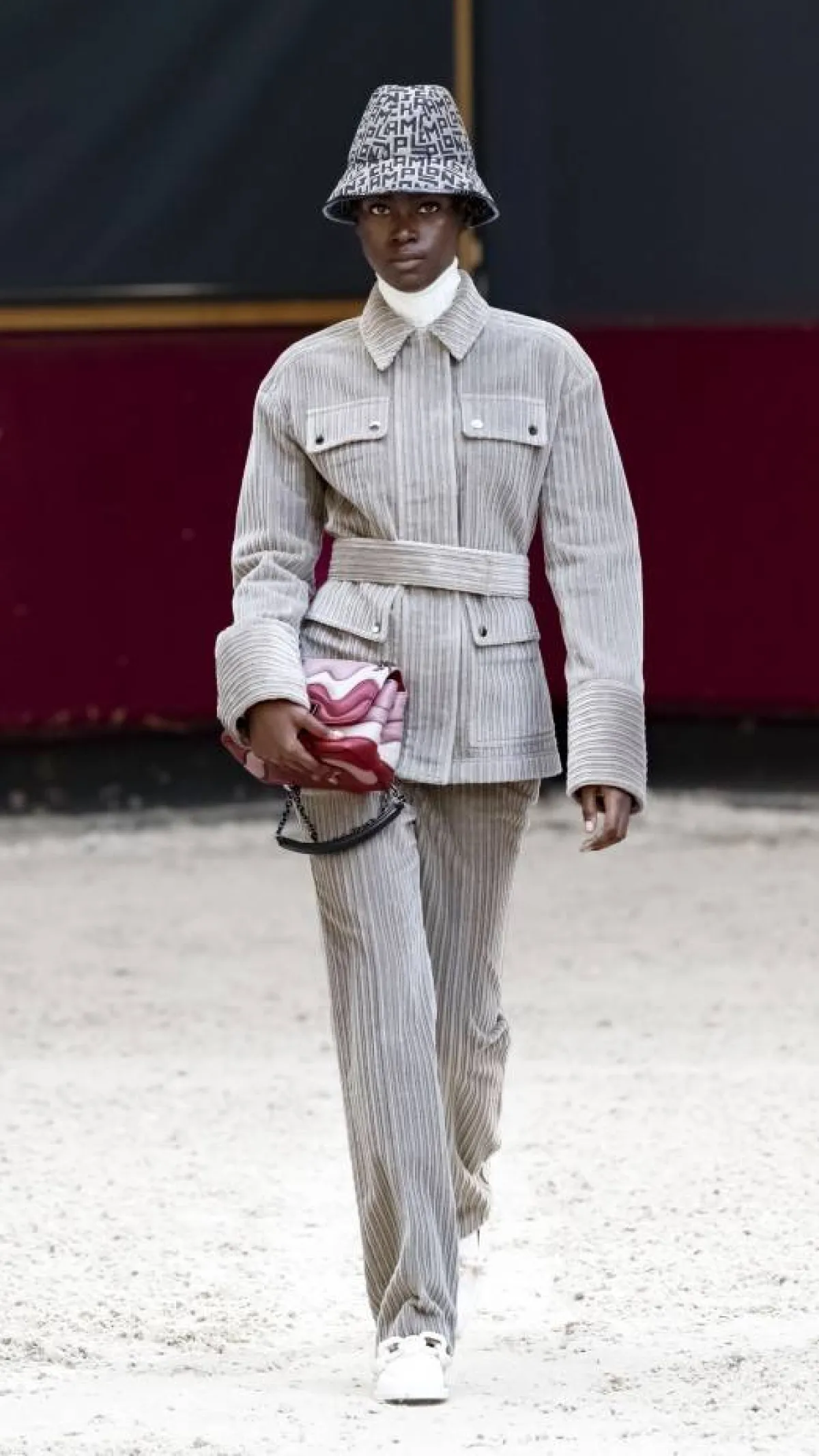 بليزر مخملي بليسيه مع بنطلون واسع بليسيه رمادي 