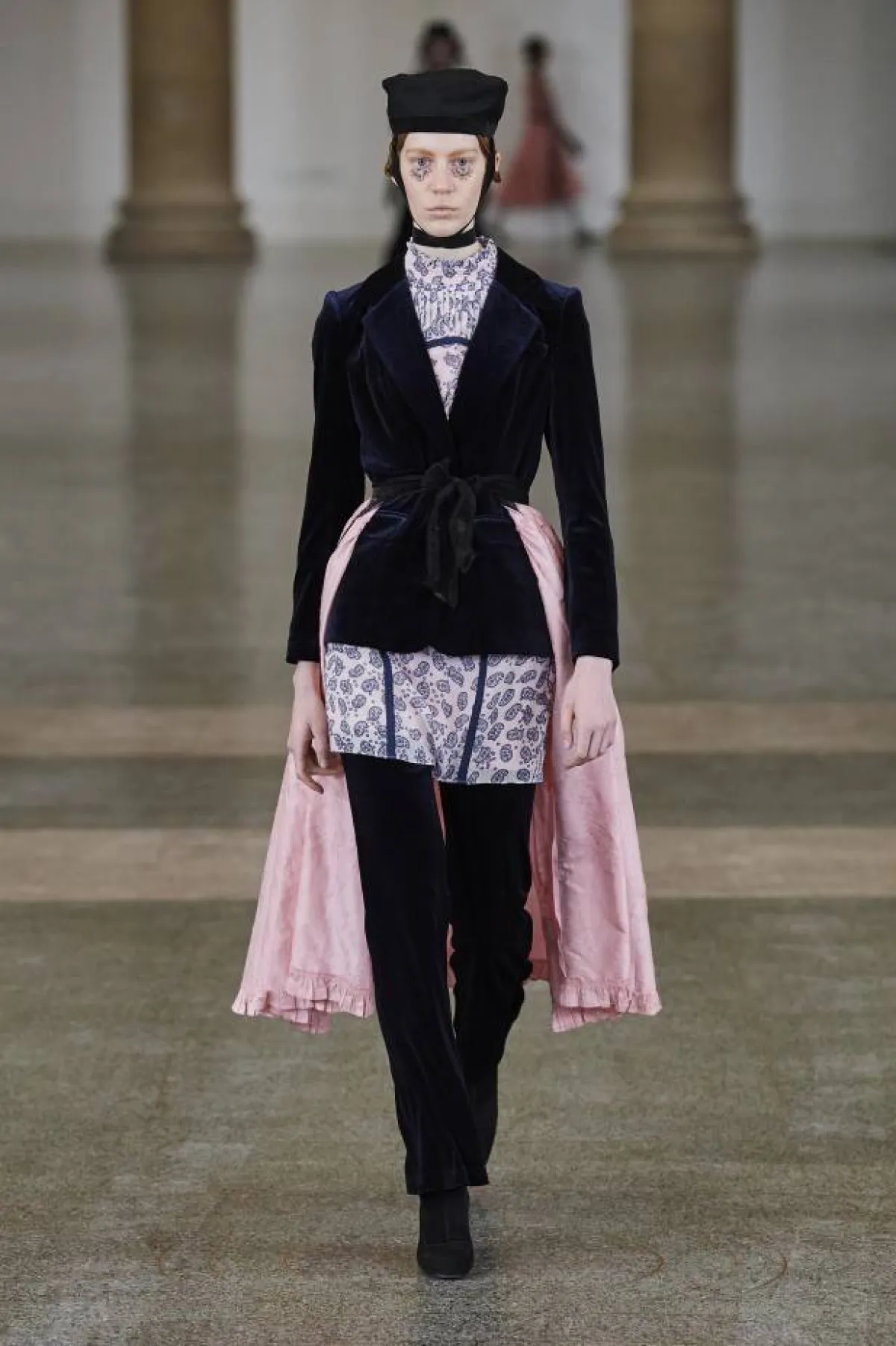 بليزر مخملي ضيق مع تنورة إضافية وبلوزة طويلة بالنفشات المُطبعة