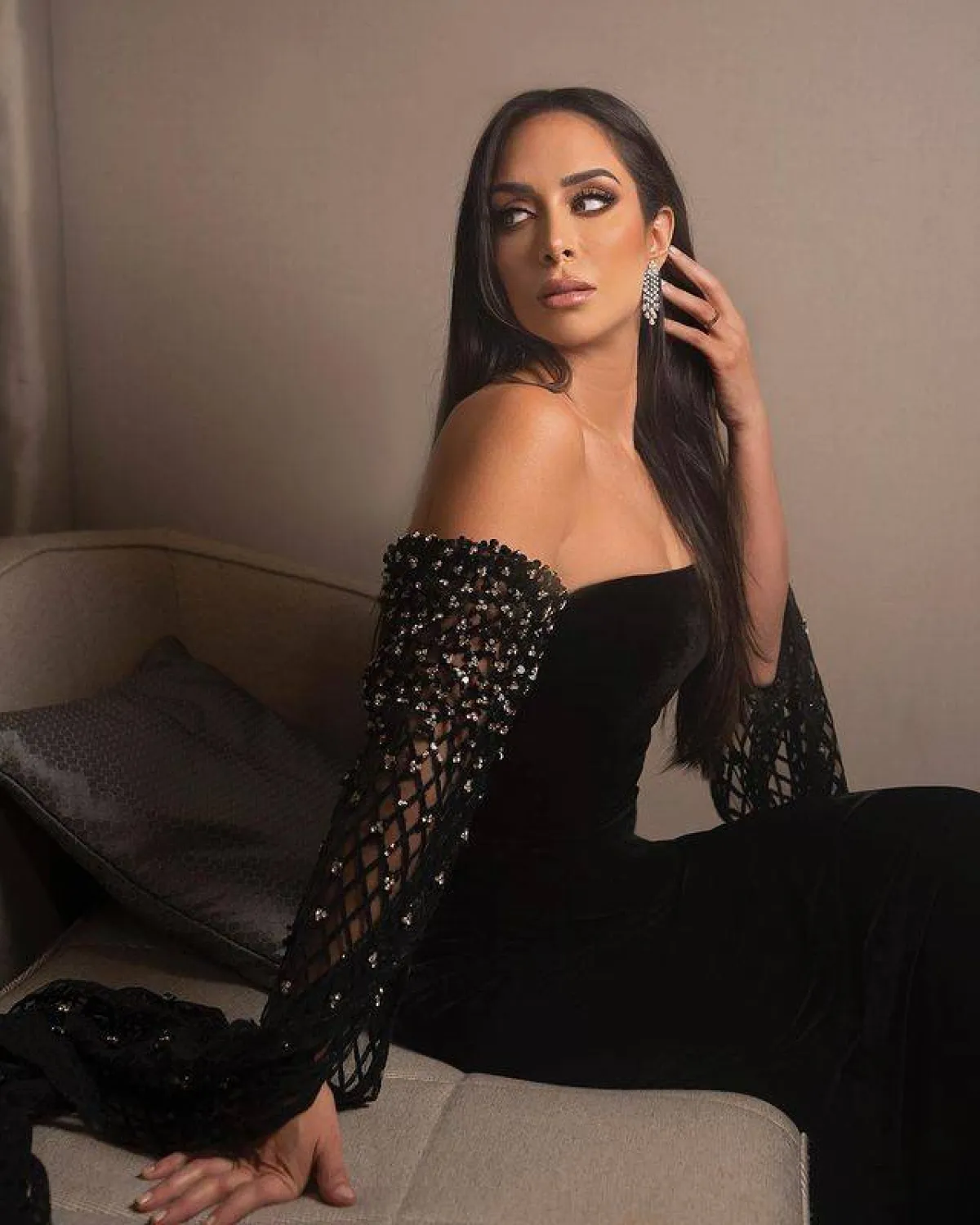 بسنت شوقي بأقراط شاندلير-الصورة من حسابها  على انستغرام