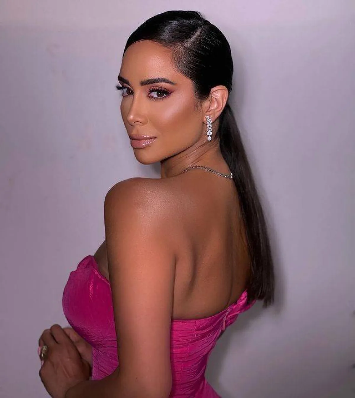 بسنت شوقي وأقراط شاندلير ساحرة من جوهرة Jawhara Jewellery -الصورة من حسابها  على انستغرام