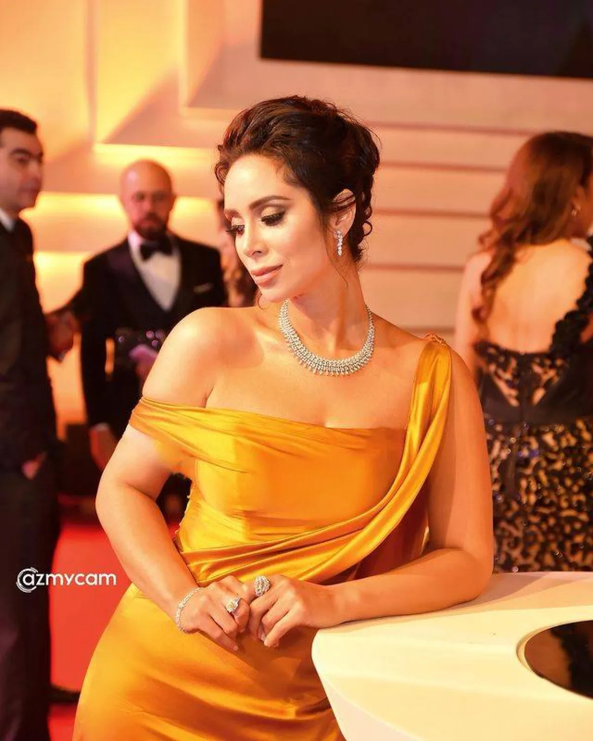 بسنت شوقي وأقراط شاندلير ساحرة -الصورة من حسابها  على انستغرام