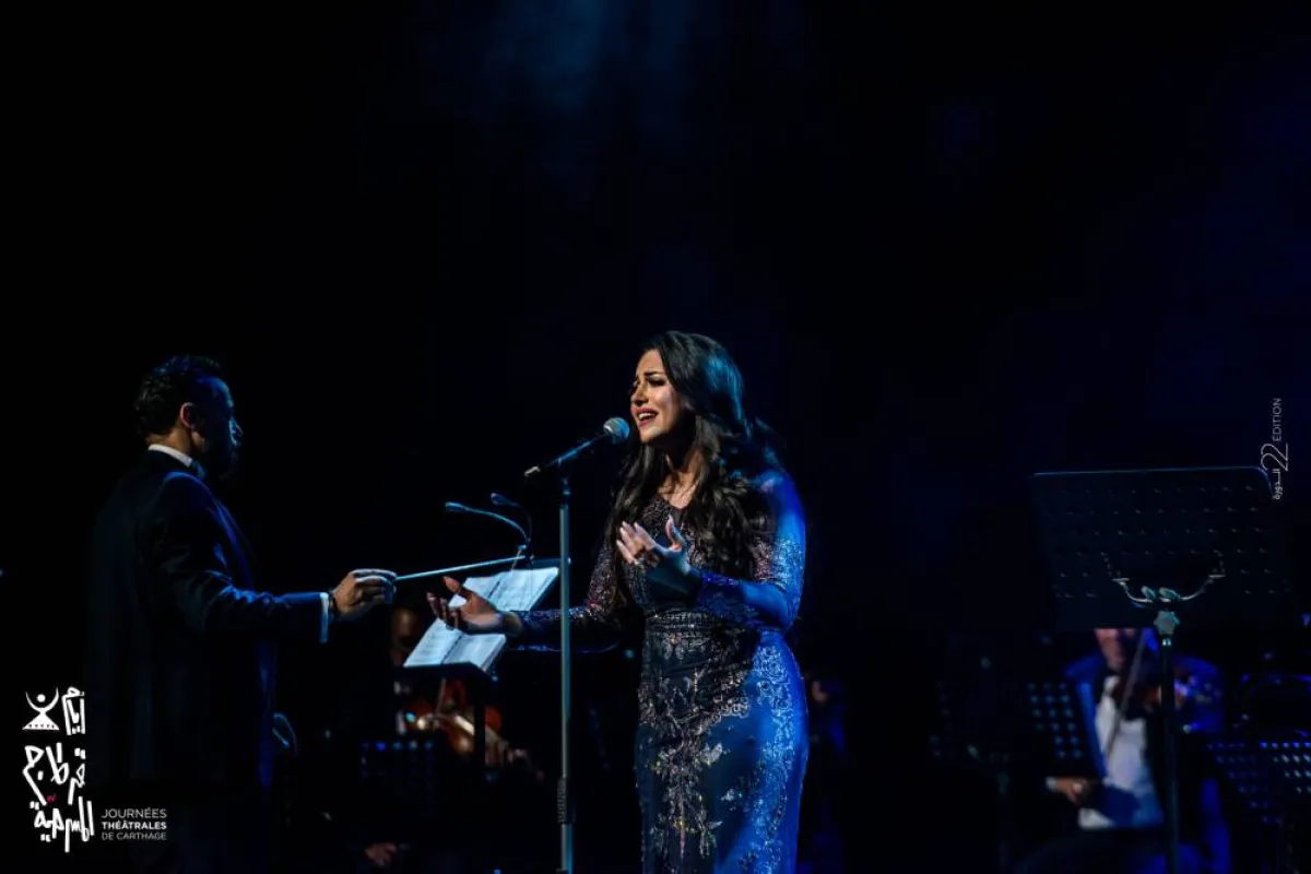 الفنانة  المصريّة ايمان عبد الغني في وصلتها خلال السّهرة- الصّورة من موقع المهرجان على الفيسبوك