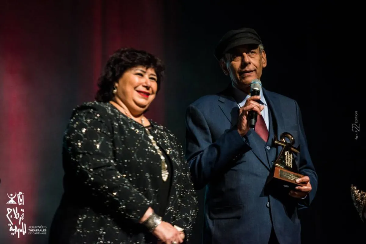 الفنان أحمد بدير عند تكريمه بحضور وزيرة الثقافة المصريّة إيناس عبد الدّايم- الصورة من موقع المهرجان على الفيسبوك