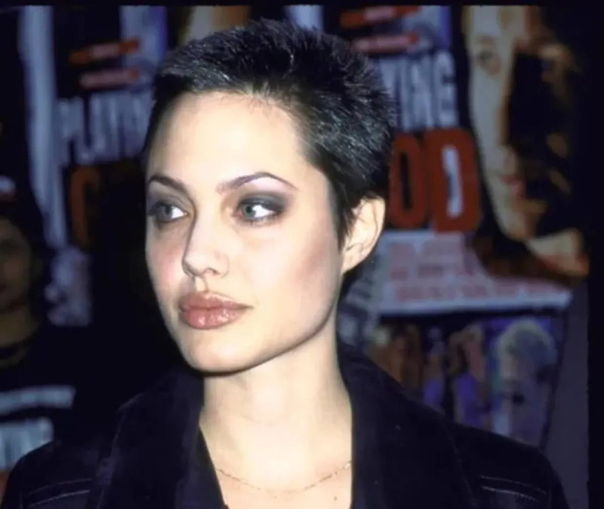 قصة شعر أنجلينا جولي