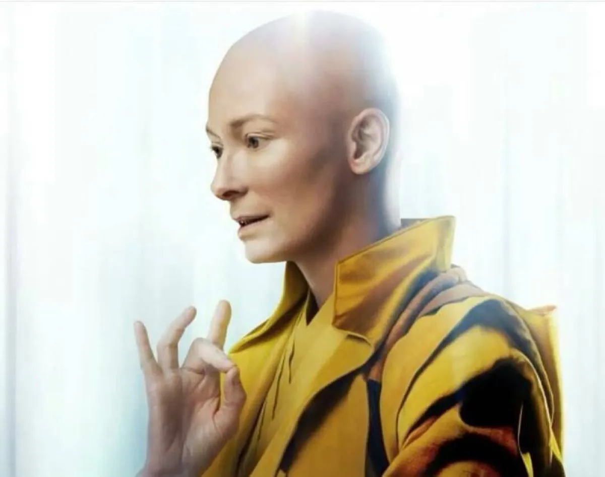 تيلدا سوينتون بقصة شعر جريئة