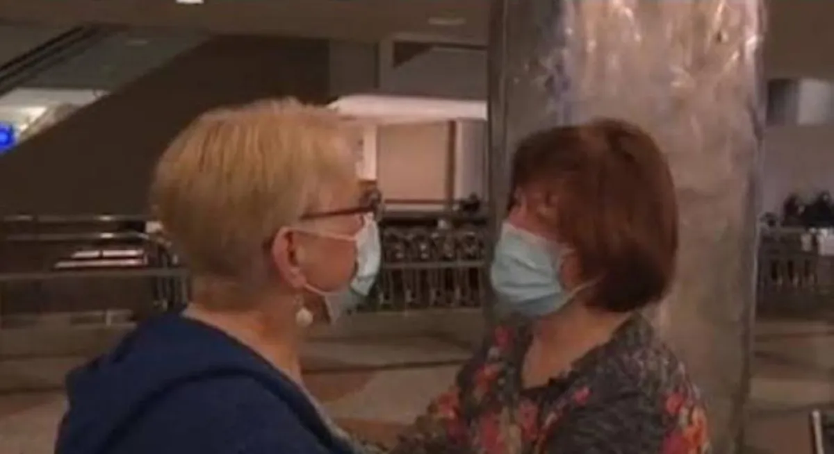 لحظة لقاء شقيقتين لأول مرة بعد 73 عامًا فتح ملف لقاء بعد فراق طويل