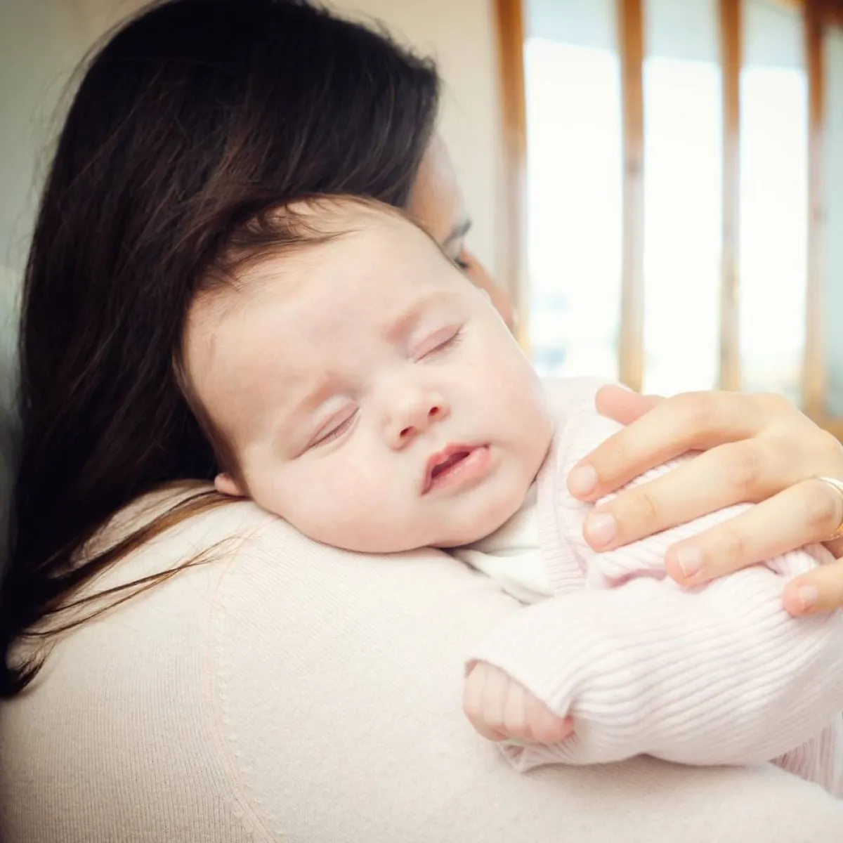 صورة لأم تحتضن رضيعها