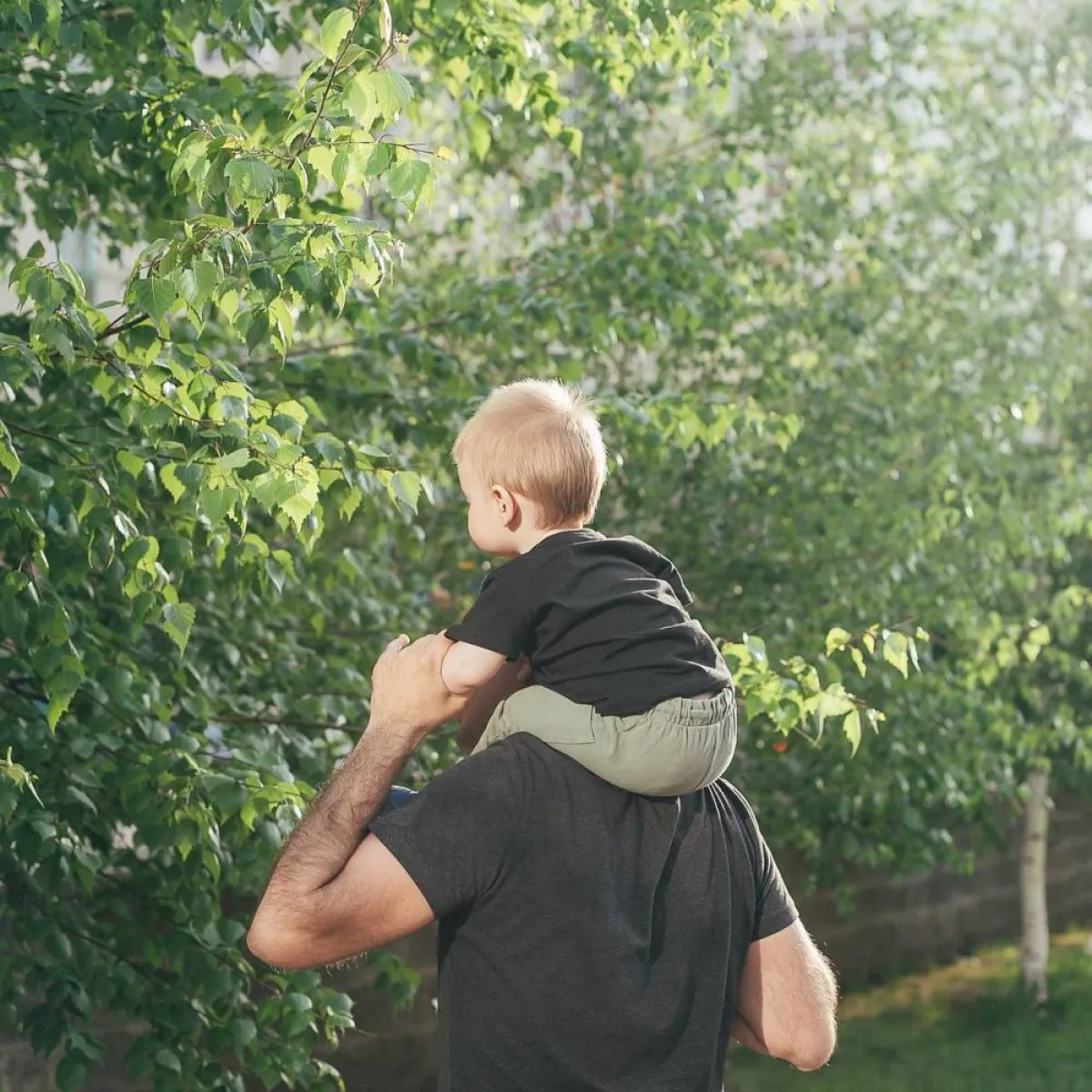 صورة لأب يحمل طفله