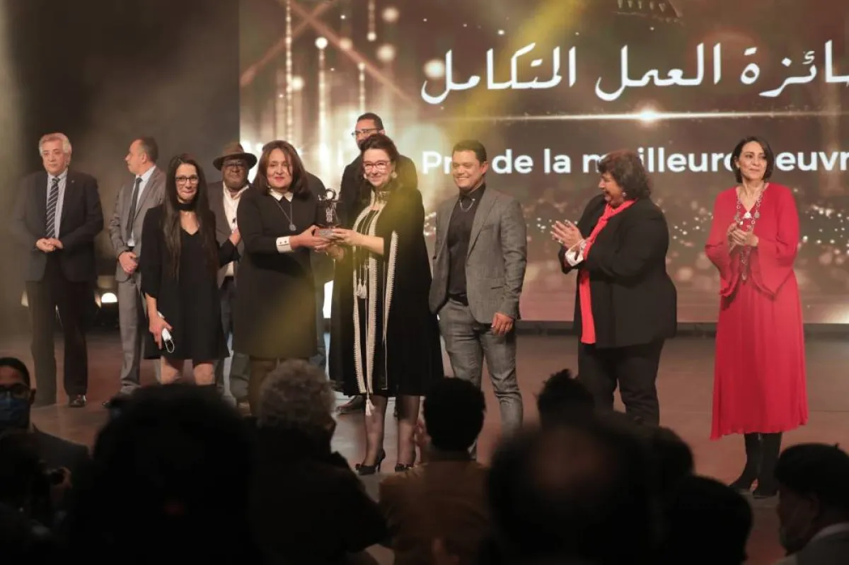 المخرجة وفاء الطبوبي تتسلم من وزيرة الثقافة حياة قطاط القرمازي جائزة العمل المتكامل بحضور وزيرة الثقافة المصرية إيناس عبد الدايم- الصورة من موقع وزارة الثقافة على  الفيسبوك