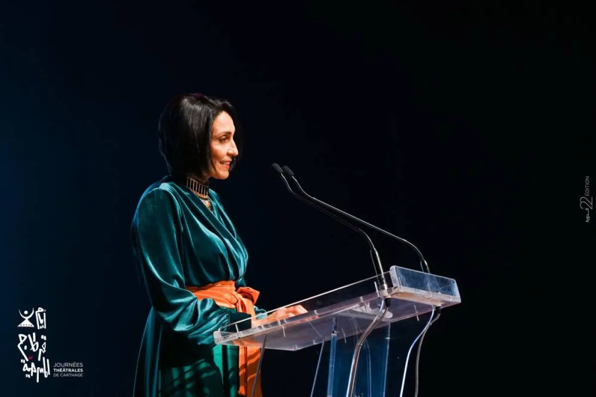 المخرجة التونسية وفاء الطبوبي تتسلم من وزيرة الثقافة حياة قطاط القرمازي جائزة العمل المتكامل- الصورة من موقع المهرجان على الفيسبوك