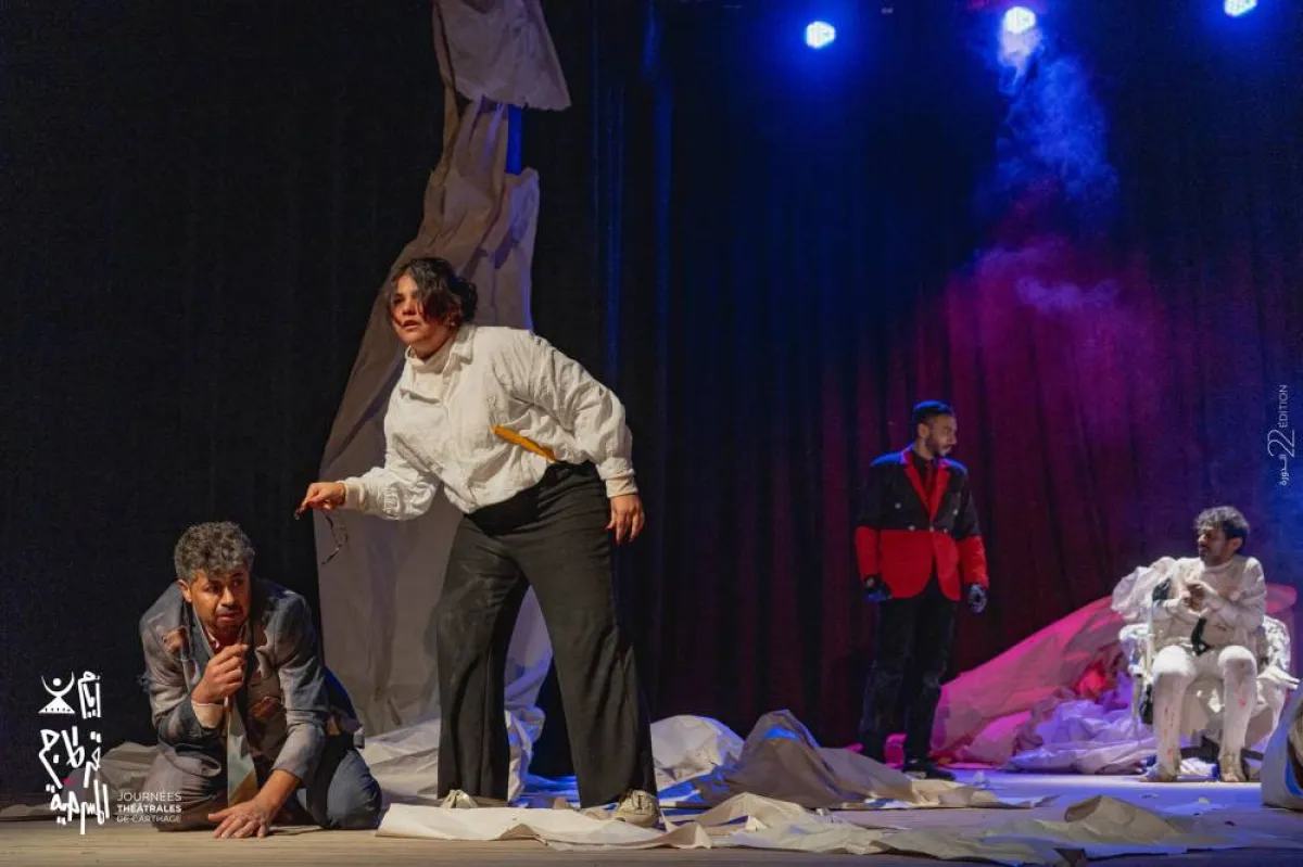 لقطة من عرض المسرحية السعودية "السقوط من نص دافىء" - الصورة من موقع المهرجان على الفيسبوك