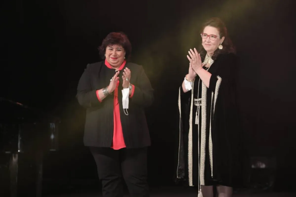 وزيرة الثقافة المصرية إيناس عبد الدايم ووزيرة الثقافة التونسية حياة قطاط القرمازي حضرتا الحفل- الصورة من موقع وزارة الثقافة التونسية على الفيسبوك