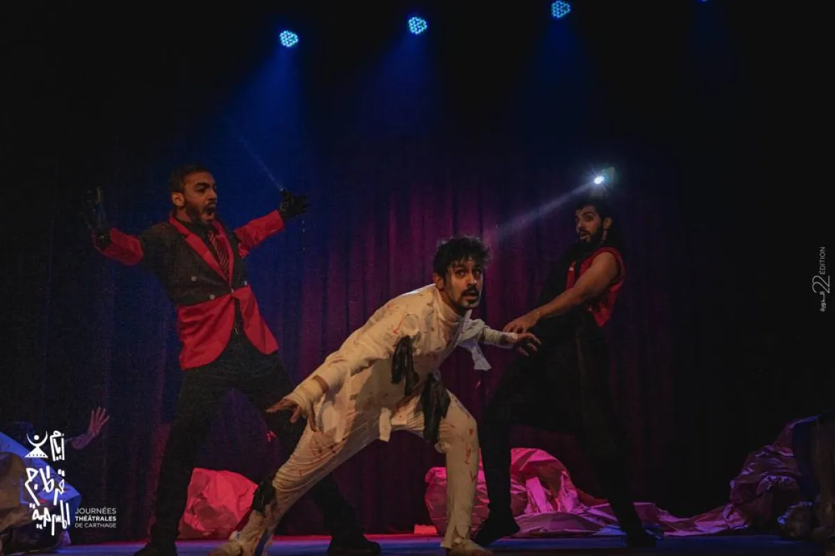 لقطة من عرض المسرحية السعودية  "السقوط من نصّ دافىء" - الصورة من موقع المهرجان على الفيسبوك