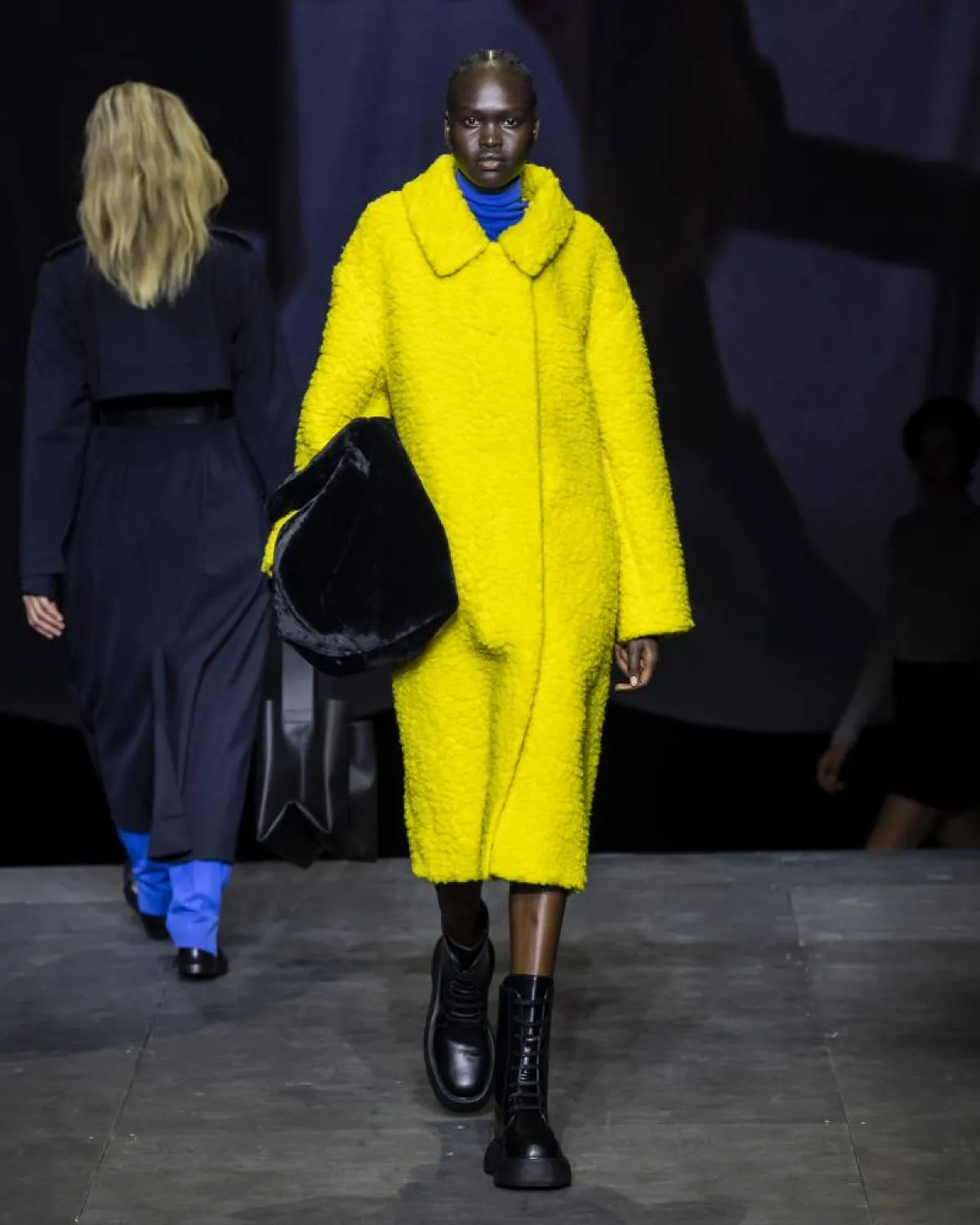 معطف أصفر طويل من كوس 