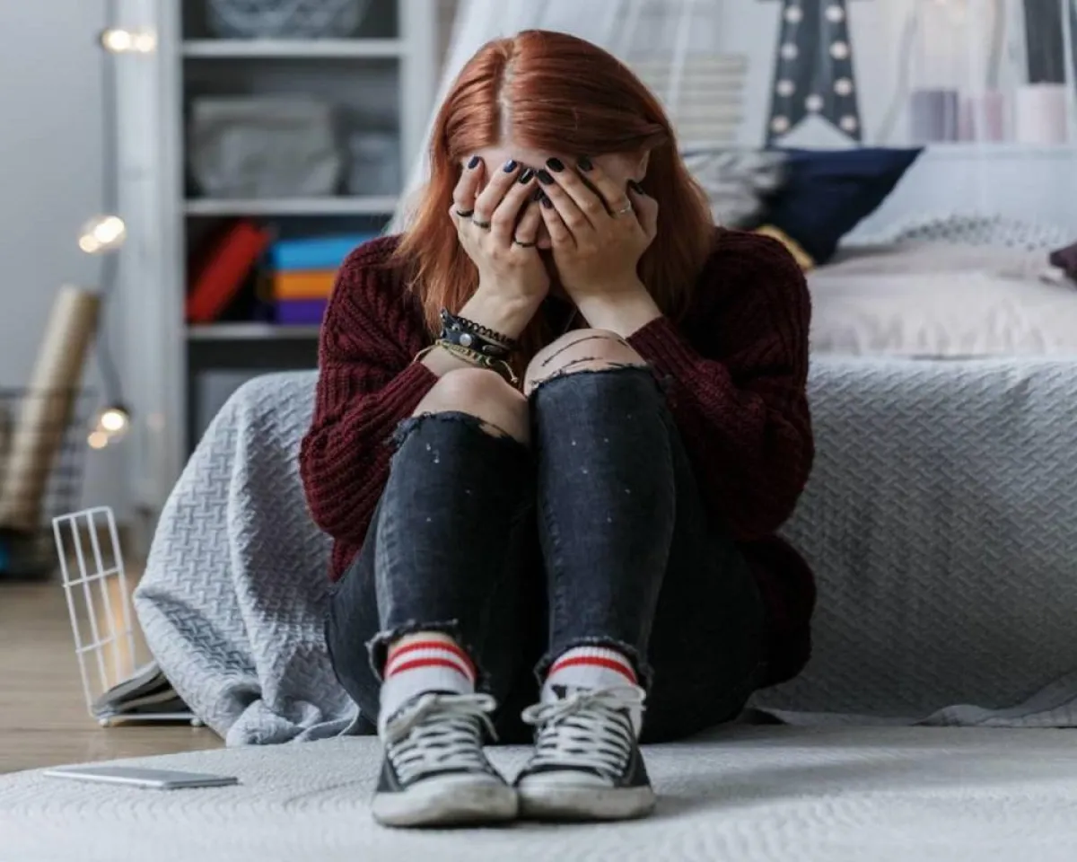 صورة لمراهقة تجلس بمفردها 