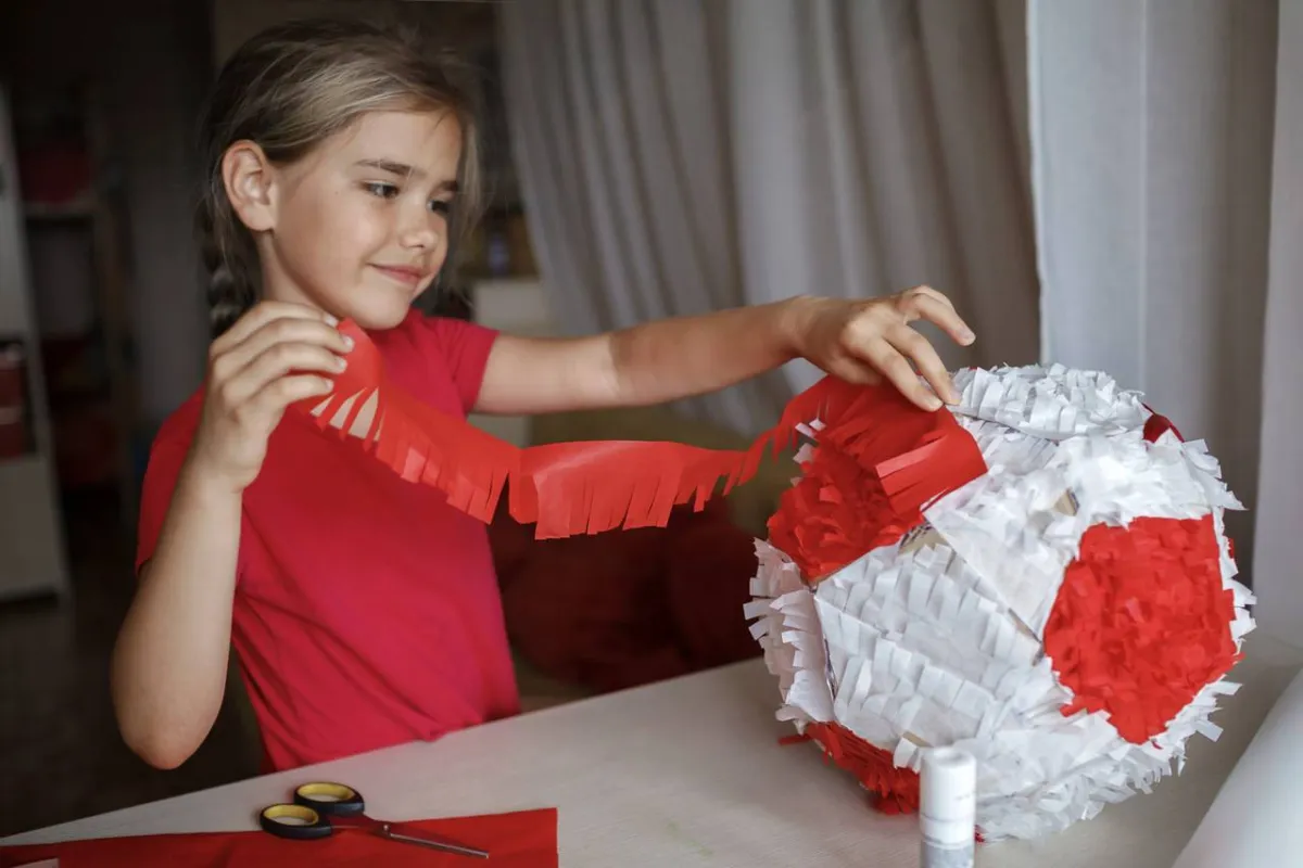 صورة لطفلة تزين كرة الحلويات