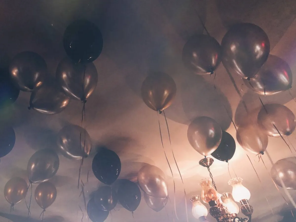 صورة للبالونات في السقف