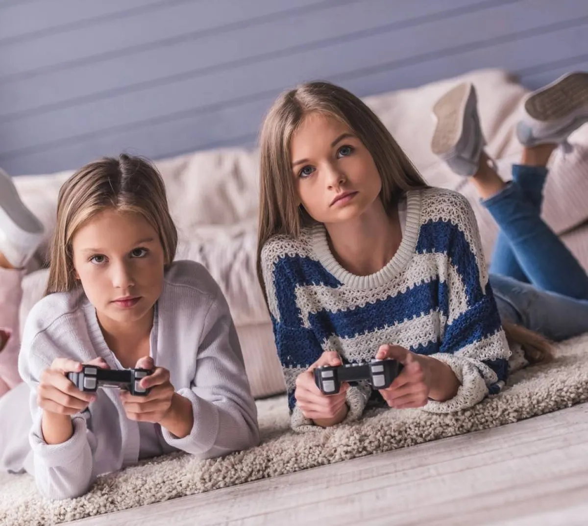 صورة لمراهقات عنيدات