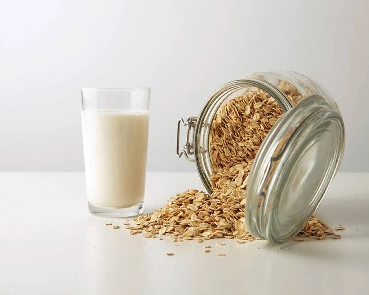 صورة لكوب من اللبن والشوفان