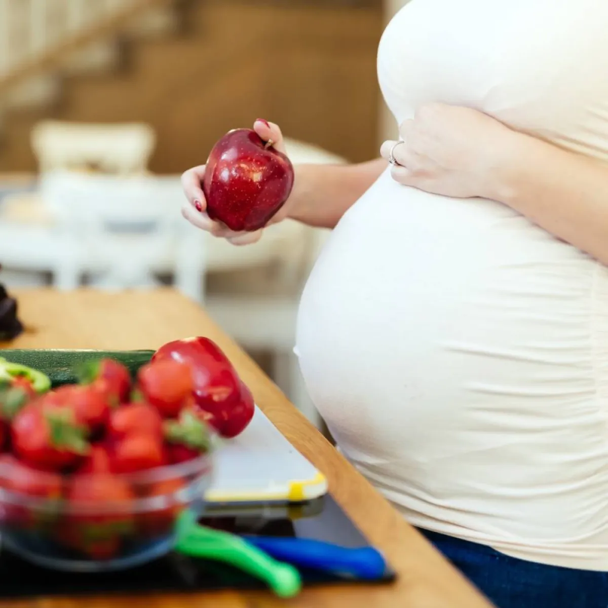 صورة لحامل تتناول الفاكهة