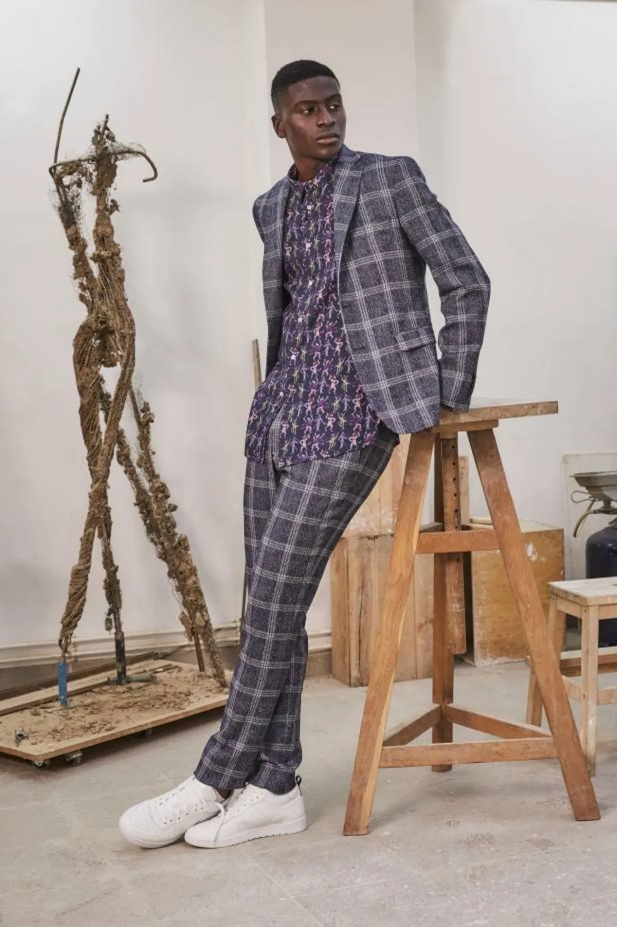 بدلة كارو باللون الرمادي مع حذاء رياضي من إيمانويل انغارو  Emanuel Ungaro