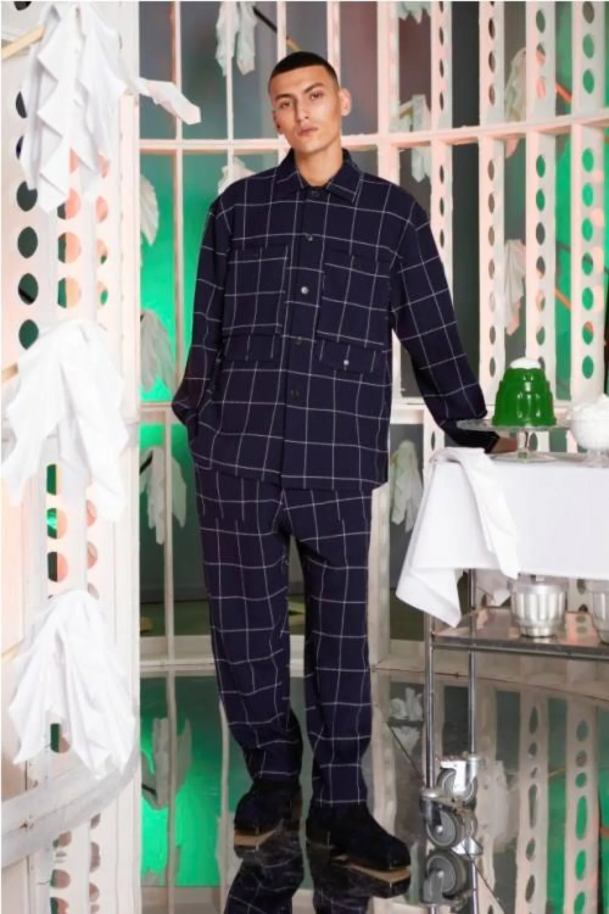 بدلة كارو باللون الكحلي من هنريك قيبسكوف Henrik  Vibskov